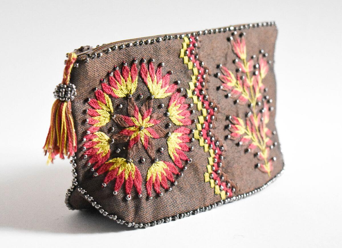 embroidered makeup bolsa